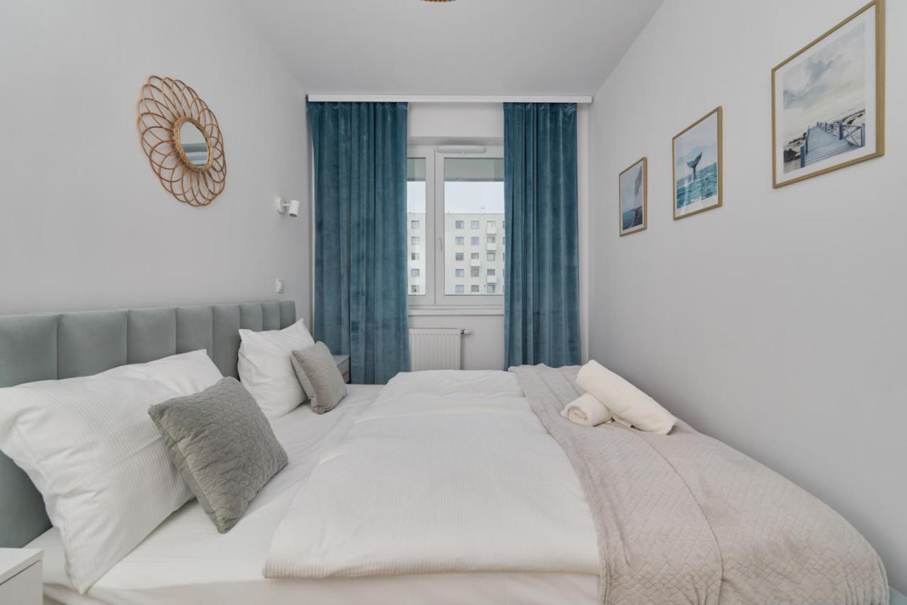 Blue Sky With Parking & Balcony By Renters *