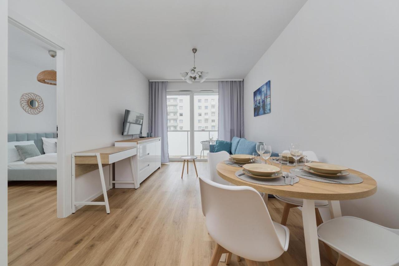 Blue Sky With Parking & Balcony By Renters Apartment Breslau