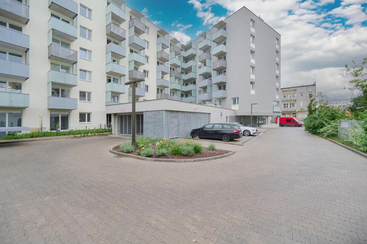 Blue Sky With Parking & Balcony By Renters Breslau