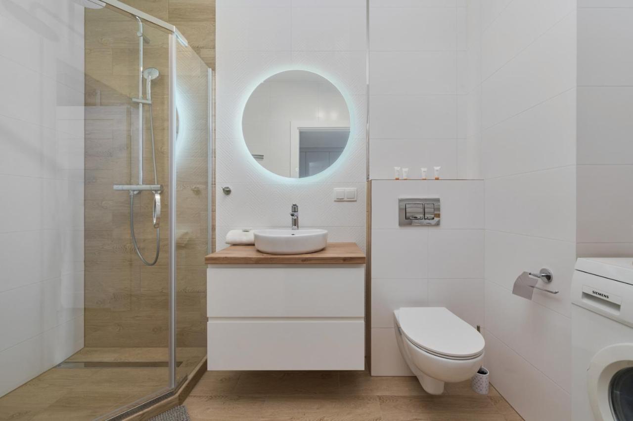 Blue Sky With Parking & Balcony By Renters Apartament *