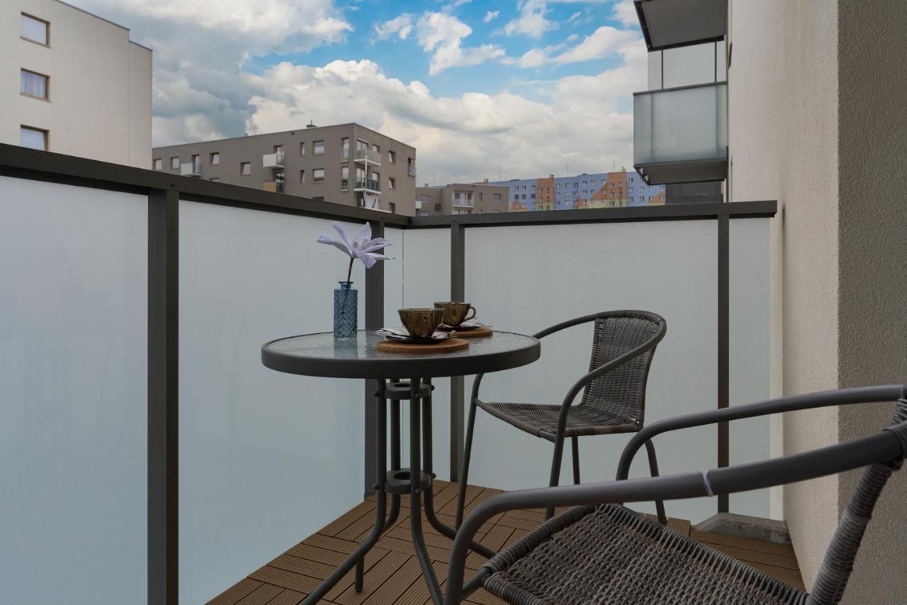 Blue Sky With Parking & Balcony By Renters Apartament Wrocław