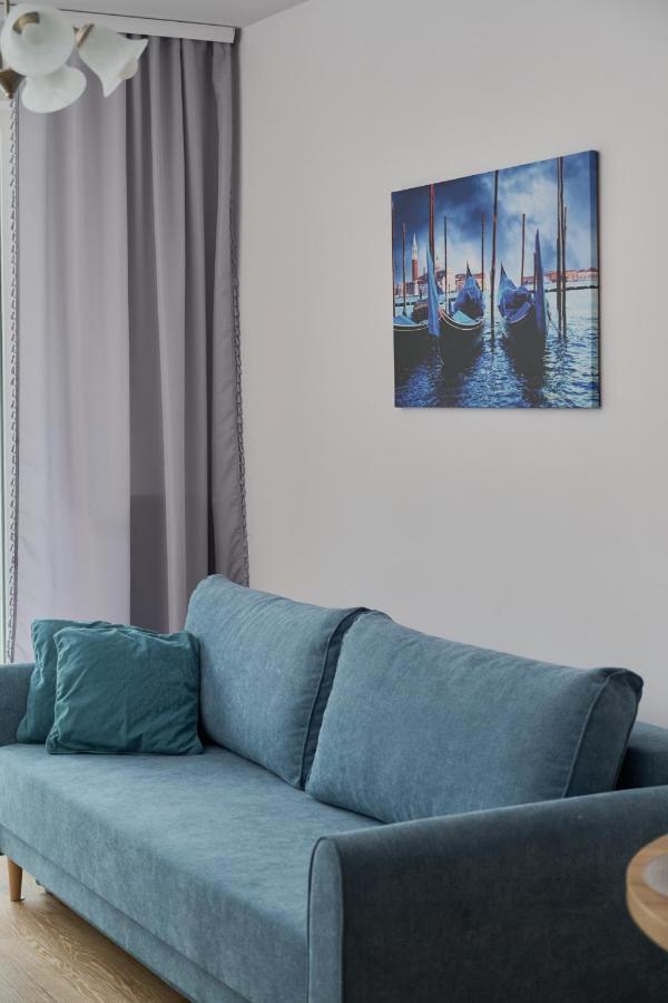 Blue Sky With Parking & Balcony By Renters Apartment